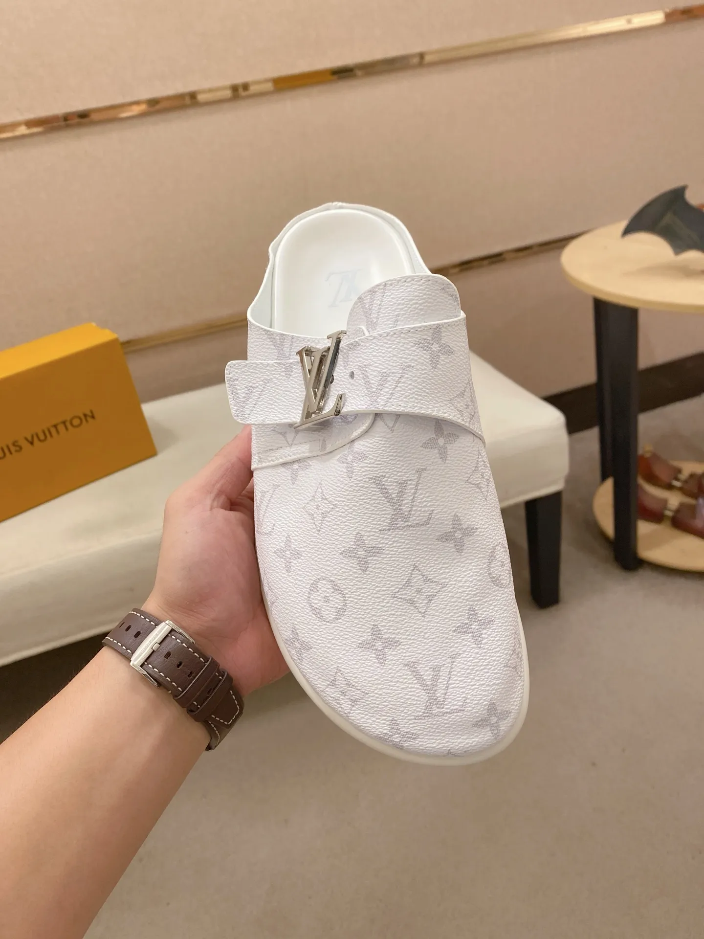 Men's shoes 💰: 360💰Made by LV🔍Top purchasing agents, men's spring and summer slippers are synchronized in the counters. The uppers are made of imported materials from Italy with logo graphics and high-quality craftsmanship. The soles: original soles specially provided by the original factory. The exclusive movable molded soles are super comfortable. Original goods follow the order, 🔍🔍high quality, you can enter and exit the counter at will. Welcome to compare, code number 38-44.